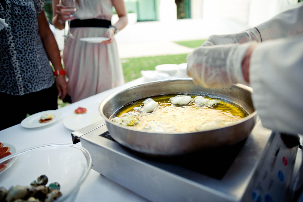 Live cooking – dlaczego to świetna atrakcja na eventy?